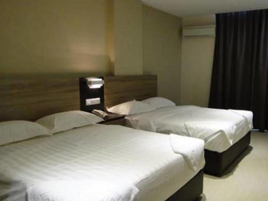 Galaxy Hotel Simpang Ampat  Exterior photo