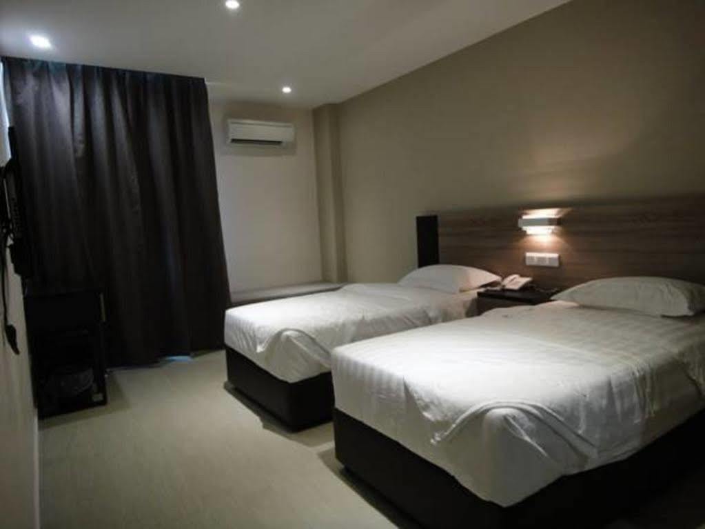 Galaxy Hotel Simpang Ampat  Exterior photo